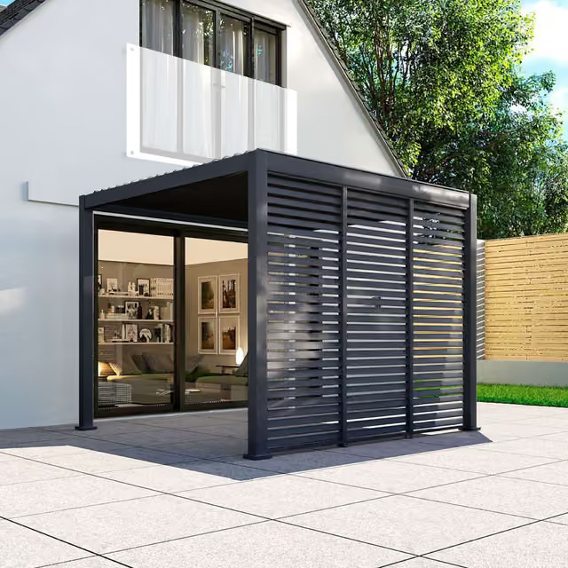 Svart designad pergola med lamellväggar monterad mot en vit husfasad.